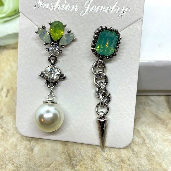 Mismatch Crystal Pearl Drop Earrings - Picture 8 of 14